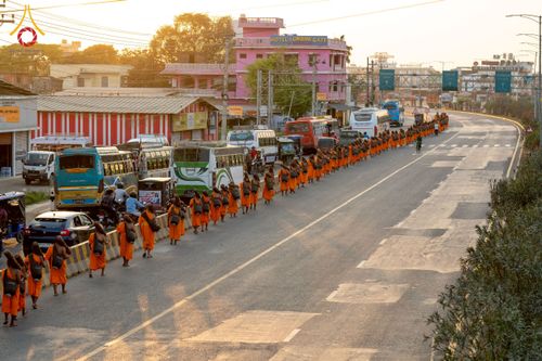ภาพ No.213026:วันที่ 14 - 15 มีนาคม พ.ศ. 2568 คณะสงฆ์และสามเณรเดินธรรมยาตรา ในโครงการบวชสามเณรเนปาล 500 รูป ไปยังสถานที่รอบมายาเทวีและลุมพินีเกรด ณ ลุมพินี ประเทศเนปาล
