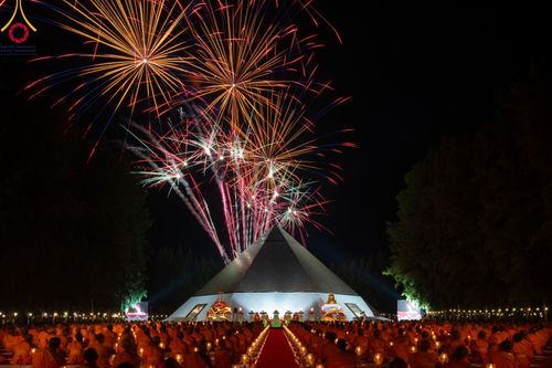 ภาพ No.107243:พิธีจุดประทีปถวายเป็นพุทธบูชา และบูชาธรรมมหาปูชนียาจารย์ ในโครงการธรรมยาตรากตัญญูบูชา มหาปูชนียาจารย์ พระมงคลเทพมุนี(สด จนฺทสโร) พระผู้ปราบมาร  อนุสรณ์สถาน 7 แห่ง ปีที่ 12  วันที่ 6 มกราคม พ.ศ. 2567 ณ อนุสรณ์สถานมหาวิหารพระมงคลเทพมุนี อ.สองพี่น้อง จ.สุพร