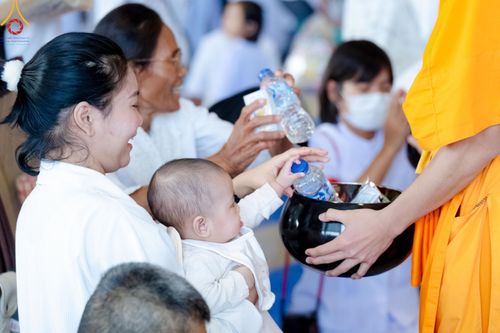 ภาพ No.207359:พิธีตักบาตร และปฏิบัติธรรมช่วงสาย ในวันมาฆบูชา วันพุธที่ 12 กุมภาพันธ์ พ.ศ. 2568 ณ วัดพระธรรมกาย จังหวัดปทุมธานี