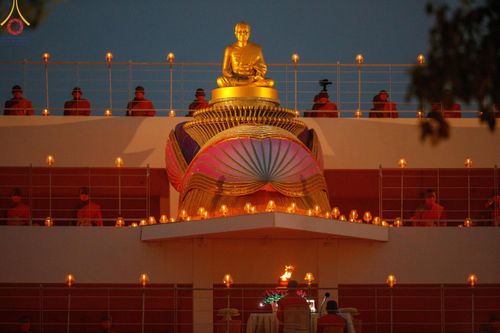 ภาพ No.119289:พิธีจุดประทีปถวายเป็นพุทธบูชา และบูชาธรรมมหาปูชนียาจารย์ พระมงคลเทพมุนี(สด จนฺทสโร) ในโครงการธรรมยาตราฯ วันที่ 26 มกราคม พ.ศ. 2567 ณ อาคารธรรมยาตรา กตัญญูบูชามหาปูชนียาจารย์ ตรงข้ามวัดปากน้ำภาษีเจริญ จ.กรุงเทพมหานคร