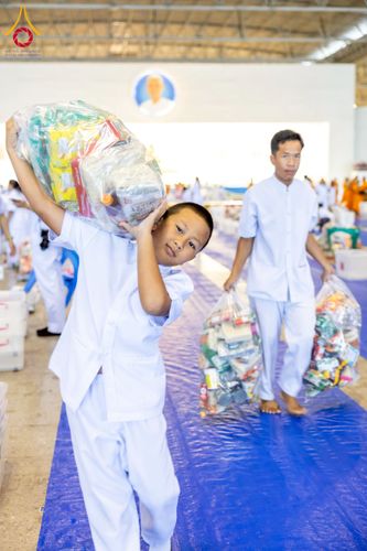 ภาพ No.223467:วันวิสาขบูชา วันอาทิตย์ที่ 11 พฤษภาคม พ.ศ. 2568 พิธีตักบาตร และปฎิบัติธรรม ณ สภาธรรมกายสากล วัดพระธรรมกาย