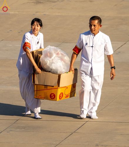 ภาพ No.105370:พิธีตักบาตรฉลองพระบวชใหม่ รุ่นบูชาธรรมมหาปูชนียาจารย์ และต้อนรับศักราชใหม่ วันจันทร์ที่ 1 มกราคม พ.ศ. 2567 ณ ลานธรรมพระมหาธรรมกายเจดีย์ วัดพระธรรมกาย