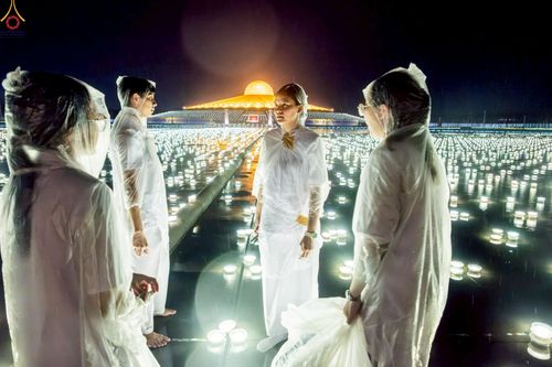 ภาพ No.244335:วันที่ 7 กันยายน พ.ศ. 2568 พิธีจุดประทีป วันครูผู้ค้นพบวิชชาธรรมกาย ณ ลานธรรมฯ และวิหารคด วัดพระธรรมกาย