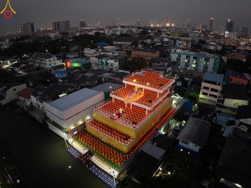 ภาพ No.201696:พิธีจุดประทีปถวายเป็นพุทธบูชา และบูชาธรรมมหาปูชนียาจารย์ ณ อาคารธรรมยาตรา กตัญญูบูชามหาปูชนียาจารย์ ตรงข้ามวัดปากน้ำภาษีเจริญ จ.กรุงเทพมหานคร ในโครงการธรรมยาตรา กตัญญูบูชา มหาปูชนียาจารย์ พระมงคลเทพมุนี(สด จนฺทสโร) พระผู้ปราบมาร อนุสรณ์สถาน 7 แห่ง