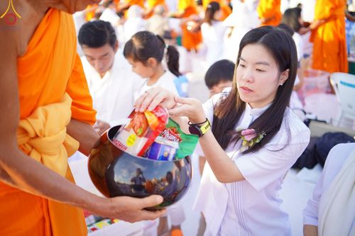 ภาพ No.187861:พิธีตักบาตรฉลองพระใหม่ ต้อนรับพุทธศักราช 2568 ณ ลานธรรมพระมหาธรรมกายเจดีย์ วัดพระธรรมกาย จ.ปทุมธานี วันที่ 1 มกราคม พ.ศ. 2568