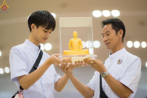 ภาพ No.159603:สัมมนาพิเศษและพิธีมอบองค์พระธรรมกาย 2,000 องค์ ณ ห้องแก้วสารพัดนึก 1 วัดพระธรรมกาย วันอาทิตย์ต้นเดือนที่ 6 ตุลาคม พ.ศ. 2567