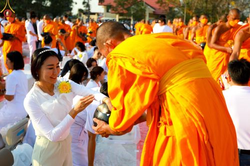 ภาพ No.112827:พิธีตักบาตรพระธรรมยาตราฯ ณ วัดสองพี่น้อง จ.สุพรรณบุรี วันที่ 15 มกราคม พ.ศ. 2567