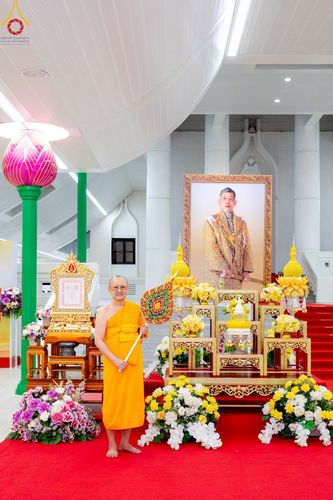 ภาพ No.214897:พิธีต้อนรับสัญญาบัตร พัดยศ พระราชวิเทศวชิรเวที (บัณฑิต วรปญฺโญ) เจ้าอาวาสวัดพระธรรมกายสกอตแลนด์ สหราชอาณาจักร ผู้ช่วยเจ้าอาวาสวัดพระธรรมกาย ณ อุโบสถพระไตรปิฏก วัดพระธรรมกาย