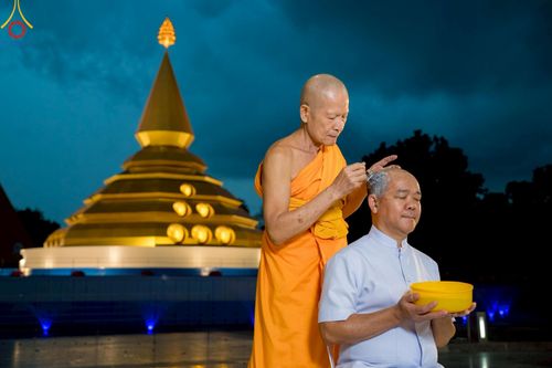 ภาพ No.223275:วันที่ 2 -10 พฤษภาคม พ.ศ. 2568 พิธีตัดปอยผม ปลงผม พิธีขอขมาลาอุปสมบทอุทิศชีวิต ของอุบาสก พิสิทธิ์ หมื่นแกล้ว  ณ วัดพระธรรมกาย