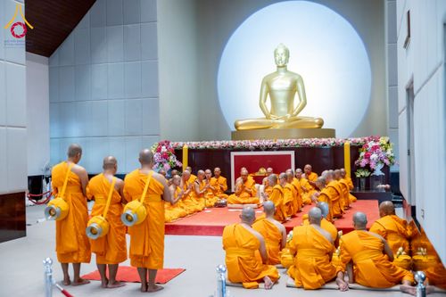 ภาพ No.244909:วันเสาร์ที่ 6 กันยายน พ.ศ. 2568 พิธีถวายบาตร บรรพชา อุปสมบทของนาคธรรมทายาท โครงการอุปสมบทหมู่บูชาธรรมครบรอบ 108 ปี  วันครูผู้ค้นพบวิชชาธรรมกาย ณ โบสถ์พระไตรปิฎก วัดพระธรรมกาย