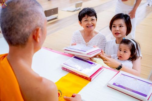 ภาพ No.228445:วันอาทิตย์ที่ 8 มิถุนายน พ.ศ. 2568 พิธีถวายทุนสนับสนุนพระไตรปิฎกฉบับธรรมชัย และอนุรักษ์คัมภีร์โบราณ ณ ห้องแก้วสารพัดนึก 2 วัดพระธรรมกาย