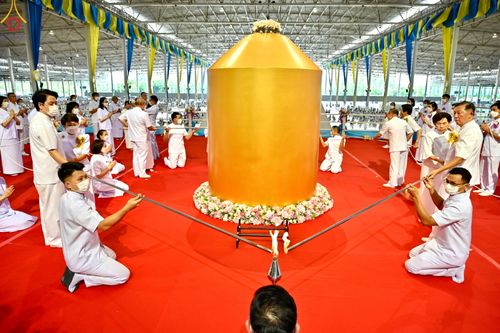 ภาพ No.86965:พิธีตักบาตร , พิธีบูชาข้าวพระ , พิธีจุดเทียนใจ ไฟนิรันดร์ อนันตชัย ในวันอาทิตย์ต้นเดือน 3 กันยายน พ.ศ. 2566 ณ วัดพระธรรมกาย