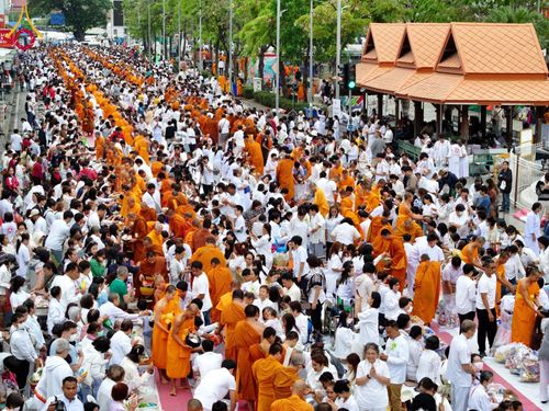 ภาพ No.210403:วันอาทิตย์ที่ 9 มีนาคม พ.ศ. 2568 พ่อเมืองโคราชจัดตักบาตรพระหมื่น ทำบุญเมือง 557 ปี