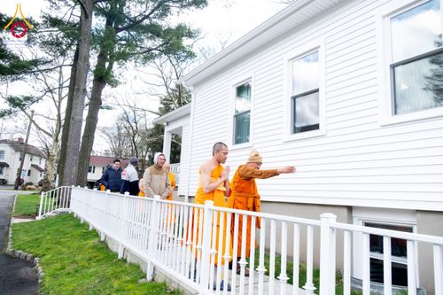 ภาพ No.62504:คณะศิษยานุศิษย์รวมใจสถาปนาและสมโภช ธรรมจักร เพื่ออัญเชิญประดิษฐาน ณ ยอดอุโบสถ 80 ปี หลวงพ่อธัมมชโย วัดพระธรรมกายนิวเจอร์ซี ประเทศสหรัฐอเมริกา  วันอาทิตย์ที่ 7 เมษายน พ.ศ. 2567