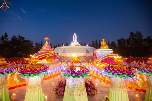 ภาพ No.192762:พิธีจุดประทีปถวายเป็นพุทธบูชา และบูชาธรรมมหาปูชนียาจารย์ ณ อนุสรณ์สถานคลองบางนางแท่น อ.สามพราน จ.นครปฐม ในโครงการธรรมยาตรา กตัญญูบูชา มหาปูชนียาจารย์ พระมงคลเทพมุนี(สด จนฺทสโร) พระผู้ปราบมาร อนุสรณ์สถาน 7 แห่ง ปีที่ 13 วันที่ 10 มกราคม พ.ศ. 2568