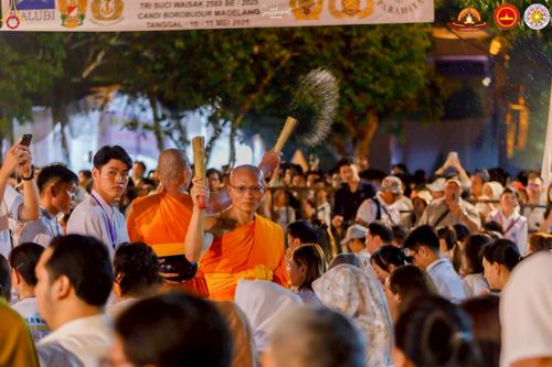 ภาพ No.224604:วันจันทร์ที่ 12 พฤษภาคม พ.ศ. 2568  ชาวพุทธในอินโดนีเซีย ร่วมฉลองวิสาขบูชาจุดประทีปกว่า 200,000 ดวง ณ พระมหาเจดีย์บรมพุทโธ  เจริญพุทธมนต์ถวาย “พระวชิรเกล้าเจ้าอยู่หัว”