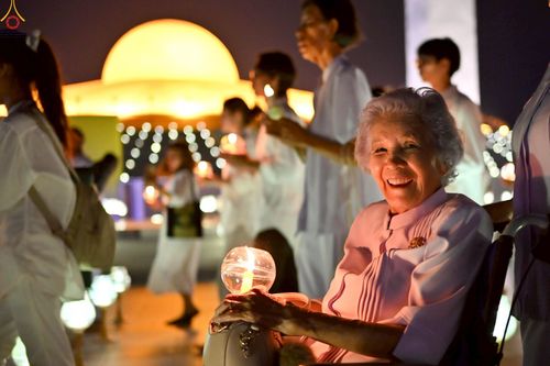 ภาพ No.224088:วันวิสาขบูชา วันอาทิตย์ที่ 11 พฤษภาคม พ.ศ. 2568 พิธีจุดวิสาขประทีป ,  พิธีเวียนประทักษิณรอบพระมหาธรรมกายเจดีย์ , พิธีฉลองชัยสวดมนต์บทธัมมจักกัปปวัตตนสูตร ครบ 7,357,000,000 จบ ณ มหารัตนวิหารคด วัดพระธรรมกาย