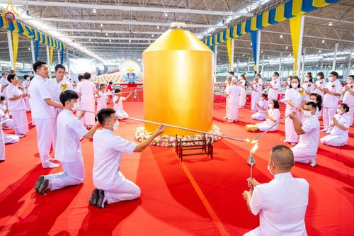 ภาพ No.89563:พิธีตักบาตร ข้าวสารอาหารแห้ง พิธีบูชาข้าวพระ และพิธีจุดเทียนใจ ไฟนิรันดร์  อนันตชัย ณ สภาธรรมกายสากล วัดพระธรรมกาย วันอาทิตย์ที่ 1 ตุลาคม พ.ศ. 2566