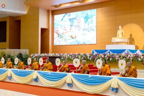 ภาพ No.233894:วันเสาร์ที่ 19 กรกฎาคม พ.ศ.2568 วันมหารำลึก ครั้งที่ 35 พิธีรำลึกถึงนักสร้างบารมี , พิธีสวดพระพุทธมนต์ , พิธีทอดผ้าบังสกุลและถวายไทยธรรม วัดพระธรรมกาย