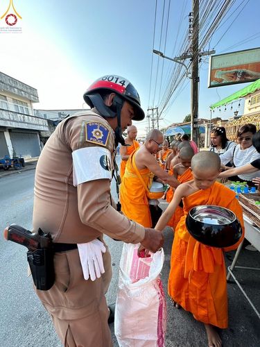 ภาพ No.133569:พิธีขอขมารับผ้าไตร, พิธีบรรพชาสามเณร, สามเณรออกบิณฑบาต ในโครงการบรรพชาสามเณร ฟื้นฟูพระพุทธศาสนาทั่วไทย  ณ ศูนย์ปฏิบัติธรรม และอบรมเยาวชนเมืองยะลา วันที่ 3 เมษายน พ.ศ. 2567