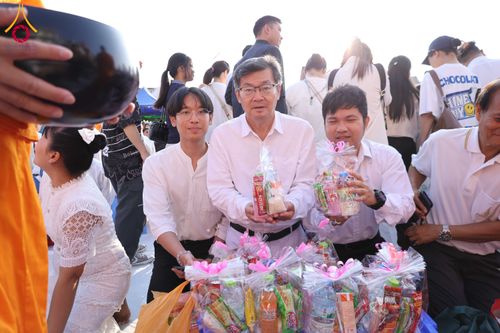 ภาพ No.312832:วันอาทิตย์ที่ 8 มีนาคม พ.ศ.2569 ทำบุญเมืองนครราชสีมา 558 ปี ตักบาตรพระ 10,000 รูป (ภาพชุดที่ 2)