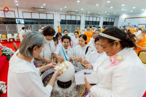 ภาพ No.221501:วันอาทิตย์ที่ 27 เมษายน พ.ศ. 2568 พิธีเจริญพระพุทธมนต์สมโภชดวงแก้วธรรมชัย เนื่องในโอกาสบูชาธรรม 81 ปีหลวงพ่อธัมมชโย อัญเชิญประดิษฐานเนื่องในโอกาสสถาปนาวัดพระธรรมกายไอซ์แลนด์ ณ อาคารปลูกศรัทธา 1 วัดพระธรรมกาย อำเภอคลองหลวง จังหวัดปทุมธานี