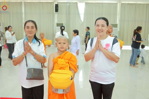 ภาพ No.216313:วันเสาร์ที่ 5 เมษายน พ.ศ. 2568 พิธีตัดปอยผม พิธีขอขมาผู้ปกครอง พิธีขอขมามอบผ้าไตร พิธีบรรพชา พิธีถวายบาตรสามเณร ณ ศูนย์ปฏิบัติธรรมและศูนย์อบรมเยาวชนเพชรบุรี ต.ท่าแลง อ.ท่ายาง จ.เพชรบุรี