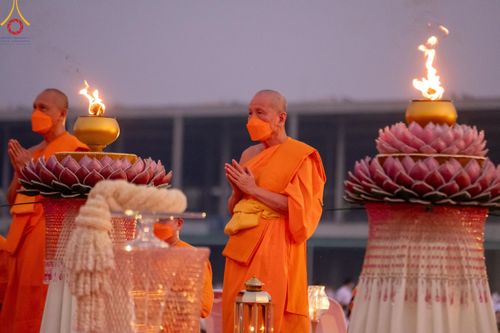 ภาพ No.122100:พิธีจุดประทีปถวายเป็นพุทธบูชา และบูชาธรรมมหาปูชนียาจารย์ พระมงคลเทพมุนี(สด จนฺทสโร) ในโครงการธรรมยาตรา กตัญญูบูชา มหาปูชนียาจารย์ พระมงคลเทพมุนี(สด จนฺทสโร) พระผู้ปราบมาร อนุสรณ์สถาน 7 แห่ง ปีที่ 12 วันที่ 31 มกราคม พ.ศ. 2567 ณ วัดพระธรรมกาย จ.ปทุมธานี