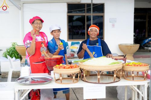 ภาพ No.150927:พิธีเจริญพระพุทธมนต์ และทำบุญตักบาตรแด่คณะสงฆ์ จำนวน 121 รูป เนื่องในโอกาสฉลองครบรอบ 120 ปี อำเภอคลองหลวง จังหวัดปทุมธานี เพื่อถวายเป็นพุทธบูชา ช่วยเหลือผู้ประสบความเดือดร้อนจากอุทกภัย และคณะสงฆ์ 323 วัด 4 จังหวัดชายแดนภาคใต้ วันเสาร์ที่ 31 สิงหาคม พ.ศ. 