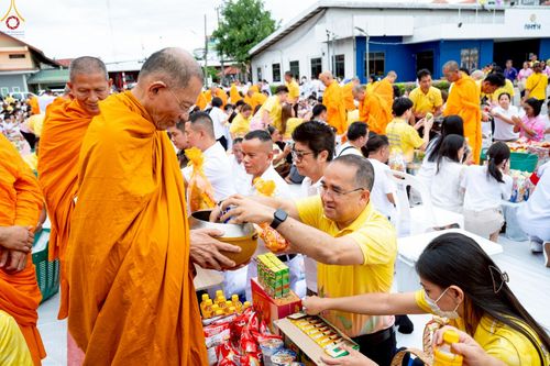 ภาพ No.242012:วันอาทิตย์ที่ 31 สิงหาคม พ.ศ. 2568 พิธีทำบุญแด่คณะสงฆ์ 122 รูป ฉลอง 121 ปี อำเภอคลองหลวง จ.ปทุมธานี เพื่อนำส่งช่วยเหลือคณะสงฆ์ 323 วัด 4 จังหวัดชายแดนภาคใต้ และช่วยเหลือประชาชนจากเหตุปะทะ แนวชายแดนไทย-กัมพูชา ณ บริเวณหน้าที่ว่าการอำเภอคลองหลวง 