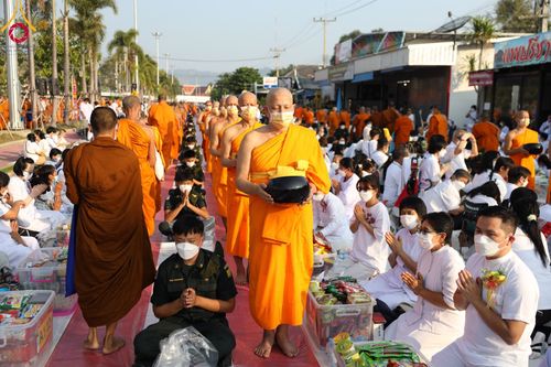 ภาพ No.101945:ตักบาตรพระ 10,000 รูป เติมบุญให้แผ่นดิน เนื่องในโอกาส 192 ปี จังหวัดกาญจนบุรี หนึ่งในโครงการตักบาตรพระ 2,000,000 รูป  77 จังหวัดทุกวัดทั่วไทย วันจันทร์ที่ 11 ธันวาคม พ.ศ. 2566 บริเวณถนนสองแคว (SKY WALK) เมืองกาญจนบุรี