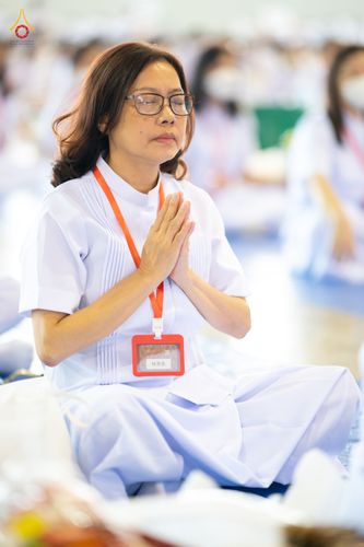 ภาพ No.76747:พิธีตักบาตรข้าวสารอาหารแห้ง  ณ บ้านแก้วเรือนทองคุณยายฯ สภาธรรมกายสากล  วัดพระธรรมกาย จ.ปทุมธานี  ในวันอาทิตย์ต้นเดือนที่ 6 มีนาคม พ.ศ. 2566
