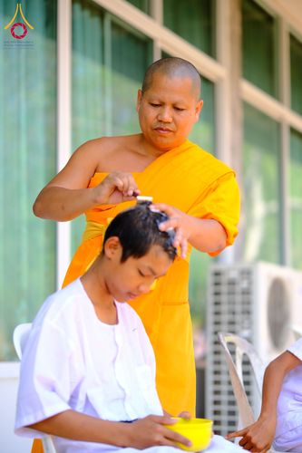 ภาพ No.319875:วันเสาร์ที่ 4 เมษายน พ.ศ.2569 พิธีตัดปอยผมและปลงผม พิธีขอขมาผู้ปกครองและมอบผ้าไตร พิธีบรรพชาและถวายบาตร ณ ศูนย์ปฏิบัติธรรมและศูนย์อบรมเยาวชนเพชรบุรี  ต.ท่าแลง อ.ท่ายาง จ.เพชรบุรี