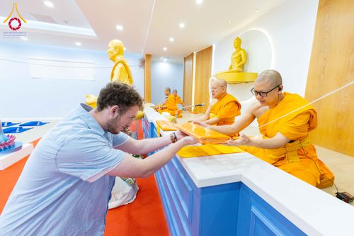 ภาพ No.313212:วันอาทิตย์ที่ 8 มีนาคม พ.ศ. 2569 พิธีสมโภชรูปเหมือนพระมงคลเทพมุนี (สด จนฺทสโร) และพิธีทอดผ้าป่าสามัคคีเพื่อสร้างวิหารพระมงคลเทพมุนี ณ วัดพุทธเคปทาวน์ ประเทศแอฟริกาใต้