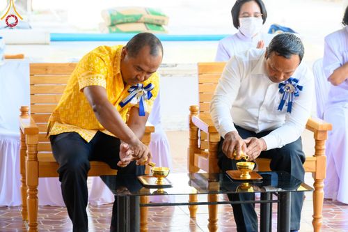 ภาพ No.78331:พิธีถวายสังฆทานแด่คณะสงฆ์ ๓๒๓ วัด พิธีมอบกองทุนหนุนแรงใจช่วยครูใต้และพิธีทำบุญอุทิศส่วนกุศลแด่ผู้วายชนม์ในเหตุการณ์ความไม่สงบ ๔ จังหวัดชายแดนภาคใต้  (ปัตตานี ยะลา นราธิวาส สงขลา) ปีที่ ๑๙ ครั้งที่ ๑๖๑ พิธีมอบกองทุนหนุนแรงใจช่วยครูใต้ (ปีที่ ๑๖ ครั้งที่ ๑