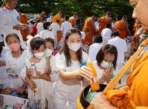 ภาพ No.81364:พิธีตักบาตรพระ ๑,๐๒๘ รูป ถวายเป็นพุทธบูชา เนื่องในสัปดาห์วิสาขบูชาโลก  ช่วยคณะสงฆ์ ๓๒๓ วัด ๔ จังหวัดชายแดนใต้ วันอาทิตย์ที่ ๒๘ พฤษภาคม พ.ศ.๒๕๖๖ ณ ศูนย์ปฎิบัติธรรมดอยหล่อ อำเภอดอยหล่อ จังหวัดเชียงใหม่