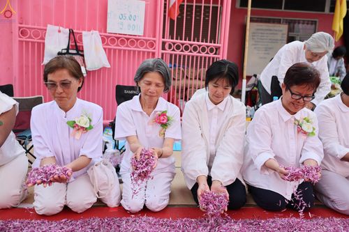 ภาพ No.294988:วันที่ 14 มกราคม พ.ศ. 2569 พิธีต้อนรับพระธรรมยาตรา อนุสรณ์สถานลำดับที่ 4  สถานที่เกิดด้วยกายธรรม ณ วัดโบสถ์บน ต.บางคูเวียง จ.นนทบุรี ในโครงการธรรมยาตรา กตัญญูบูชา มหาปูชนียาจารย์ พระมงคลเทพมุนี(สด จนฺทสโร) พระผู้ปราบมาร อนุสรณ์สถาน 7 แห่ง ปีที่ 14