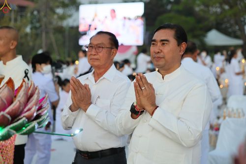 ภาพ No.294042:วันที่ 13 มกราคม พ.ศ. 2569 พิธีจุดประทีปถวายเป็นพุทธบูชา และบูชาธรรมมหาปูชนียาจารย์  (ภาพชุดที่ 2) ณ วัดสองพี่น้อง ต.ต้นตาล อ.สองพี่น้อง จ.สุพรรณบุรี ในโครงการธรรมยาตรา กตัญญูบูชา มหาปูชนียาจารย์ พระมงคลเทพมุนี(สด จนฺทสโร) พระผู้ปราบมาร อนุสรณ์สถาน 7 แห่