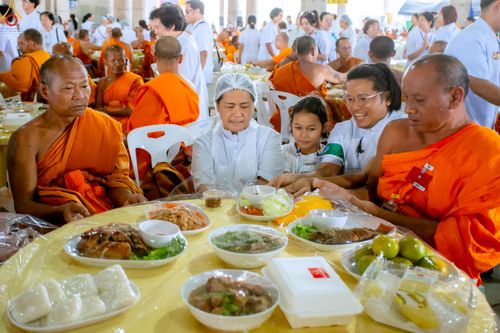 ภาพ No.325868:วันที่ 22 เมษายน พ.ศ.2569(วันคุ้มครองโลก) งานถวายมหาสังฆทาน 40,000 กว่าวัดทั่วประเทศ เจ้าหน้าที่ สาธุชน ร่วมใจจัดเตรียมภัตตาหารเพล (ชุด 2)