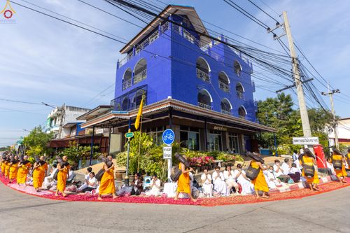 ภาพ No.287726:วันที่ 3 มกราคม พ.ศ. 2569 พิธีต้อนรับพระธรรมยาตรา ครั้งที่ 2 (ภาพชุดที่ 2) ในโครงการธรรมยาตรา กตัญญูบูชา มหาปูชนียาจารย์ พระมงคลเทพมุนี(สด จนฺทสโร) พระผู้ปราบมาร อนุสรณ์สถาน 7 แห่ง ปีที่ 14 ณ อนุสรณ์สถานมหาวิหารพระมงคลเทพมุนี (โลตัสแลนด์) อ.สองพี่น้อง จ.