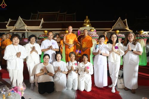 ภาพ No.297210:วันที่ 17 มกราคม พ.ศ. 2569 พิธีจุดประทีปถวายเป็นพุทธบูชา และบูชาธรรมมหาปูชนียาจารย์ (ภาพชุดที่ 2) ณ วัดโบสถ์บน ต.บางคูเวียง จ.นนทบุรี อนุสรณ์สถานลำดับที่ 4 สถานที่เกิดด้วยกายธรรม ในโครงการธรรมยาตรา กตัญญูบูชา มหาปูชนียาจารย์ พระมงคลเทพมุนี(สด จนฺทสโร) พร