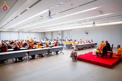 ภาพ No.313087:วันที่ 4 มีนาคม พ.ศ. 2559 หลวงพ่อทัตตชีโว รองเจ้าอาวาสวัดพระธรรมกาย ได้เมตตาถวายการต้อนรับปฏิสันถารพระอาคันตุกะจาก 19 ประเทศ ที่เดินทางมาร่วมงานวันมาฆบูชา ณ วัดพระธรรมกาย