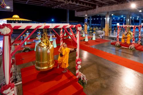 ภาพ No.224155:วันวิสาขบูชา วันอาทิตย์ที่ 11 พฤษภาคม พ.ศ. 2568 พิธีจุดวิสาขประทีป ,  พิธีเวียนประทักษิณรอบพระมหาธรรมกายเจดีย์ , พิธีฉลองชัยสวดมนต์บทธัมมจักกัปปวัตตนสูตร ครบ 7,357,000,000 จบ ณ มหารัตนวิหารคด วัดพระธรรมกาย