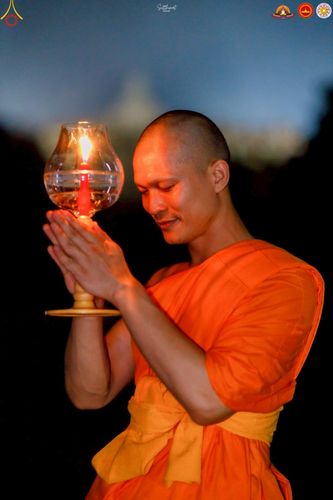 ภาพ No.224671:วันจันทร์ที่ 12 พฤษภาคม พ.ศ. 2568  ชาวพุทธในอินโดนีเซีย ร่วมฉลองวิสาขบูชาจุดประทีปกว่า 200,000 ดวง ณ พระมหาเจดีย์บรมพุทโธ  เจริญพุทธมนต์ถวาย “พระวชิรเกล้าเจ้าอยู่หัว”