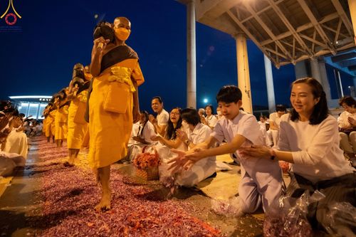 ภาพ No.120506:พิธีต้อนรับพระธรรมยาตรา ในโครงการธรรมยาตรา กตัญญูบูชา มหาปูชนียาจารย์ พระมงคลเทพมุนี(สด จนฺทสโร) พระผู้ปราบมาร อนุสรณ์สถาน 7 แห่ง ปีที่ 12 วันที่ 28 มกราคม พ.ศ. 2567 ณ วัดพระธรรมกาย จ.ปทุมธานี (ชุดที่ 2)