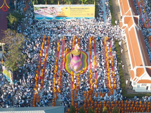 ภาพ No.197831:พิธีตักบาตรพระธรรมยาตรา ณ อนุสรณ์สถานลำดับที่ 4 สถานที่เกิดด้วยกายธรรม วัดโบสถ์(บน) ต.บางคูเวียง จ.นนทบุรี ในโครงการธรรมยาตรา กตัญญูบูชา มหาปูชนียาจารย์ พระมงคลเทพมุนี(สด จนฺทสโร) พระผู้ปราบมาร อนุสรณ์สถาน 7 แห่ง ปีที่ 13 วันที่ 19 มกราคม พ.ศ. 2568