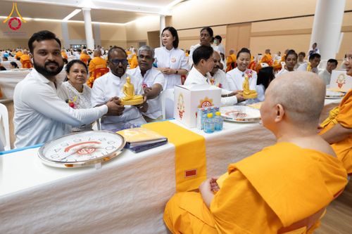 ภาพ No.60137:พิธีเจริญพระพุทธมนต์ "ฉลองอายุวัฒนมงคล 80 ปี หลวงพ่อธัมมชโย" พิธีถวายไทยธรรม คณะสงฆ์ 10,000 กว่าวัดทั่วประเทศ ในวันคุ้มครองโลก วันจันทร์ที่ 22 เมษายน พ.ศ. 2567 ณ สภาธรรมกายสากล วัดพระธรรมกาย จ.ปทุมธานี