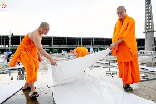 ภาพ No.225249:วันที่ 20 - 27 เมษายน พ.ศ. 2568 "ภาพแห่งความปลื้มที่ไม่มีวันจบ" คณะสงฆ์สามเณร เจ้าหน้าที่ และสาธุชน ร่วมแรงร่วมใจกันเตรียมงานและเก็บงาน เพื่อวันคุ้มครองโลก พิธีถวายมหาสังฆทานคณะสงฆ์ 40,000 กว่าวัดทั่วประเทศ