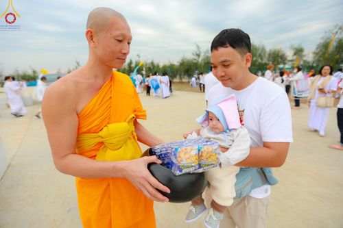ภาพ No.118659:พิธีตักบาตรพระธรรมยาตรา ปีที่ 12 ณ อนุสรณ์สถานลำดับที่ 5 สถานที่เผยแผ่วิชชาธรรมกายครั้งแรก อนุสรณ์สถานบางปลา จ.นครปฐม วันที่ 25 มกราคม พ.ศ. 2567