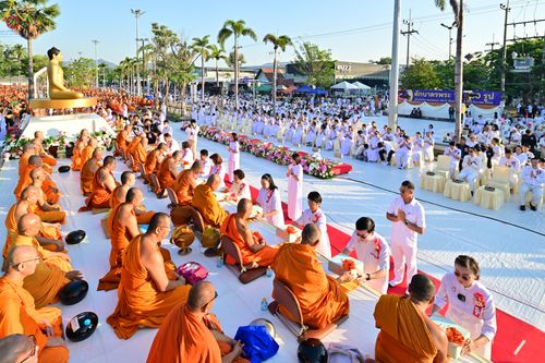 ภาพ No.284218:วันเสาร์ที่ 20 ธันวาคม พ.ศ.2568  พิธีตักบาตรพระ 10,000 รูป เนื่องในโอกาส 194 ปี จังหวัดกาญจนบุรี และอุทิศส่วนกุศลให้แด่บรรพชนทั้งหลาย บริเวณถนนสองแคว (Skywalk) เมืองกาญจนบุรี